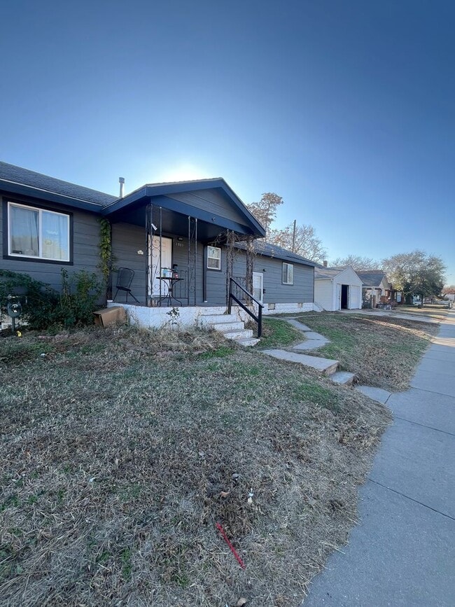 Building Photo - Spacious 3 Bedroom, 2-Bathroom Duplex - Pet Friendly - Section 8 Welcome!