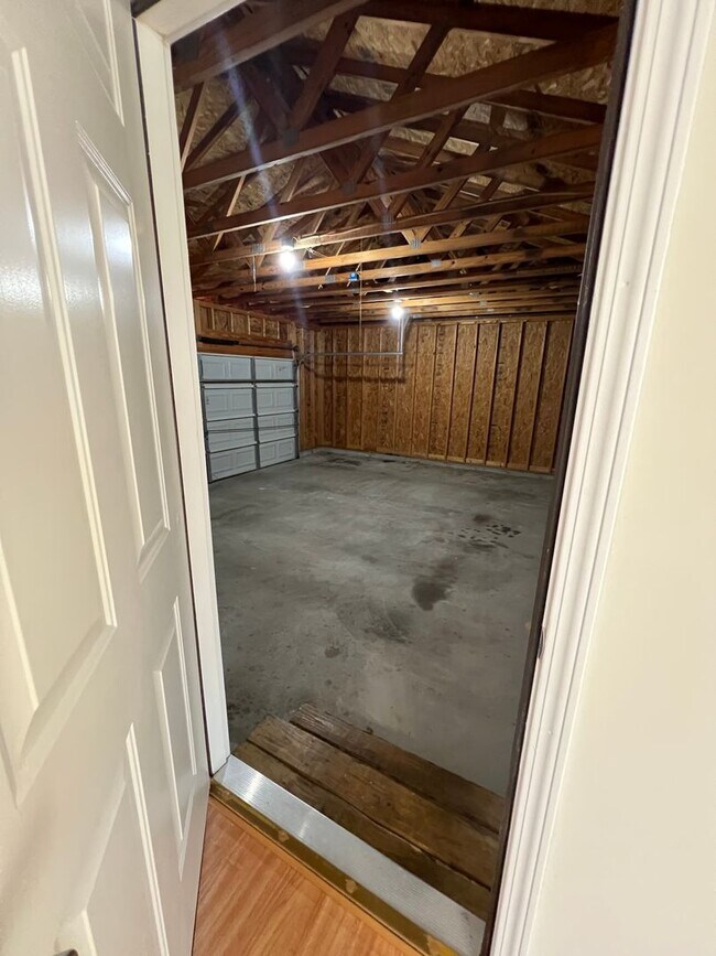 Building Photo - 3 Bedroom 2 bath 2 car garage house