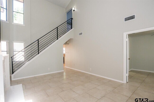 Building Photo - 5825 Hollytree Dr