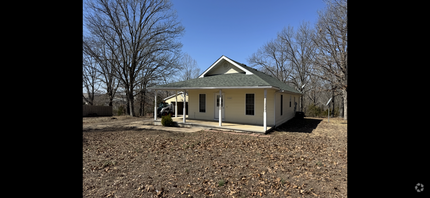 Building Photo - Quaint Three Bedroom Home with Jacuzzi Tub!