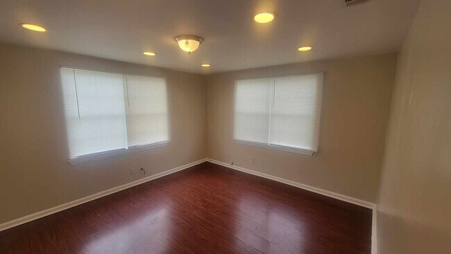 Building Photo - 925-927 Flood St