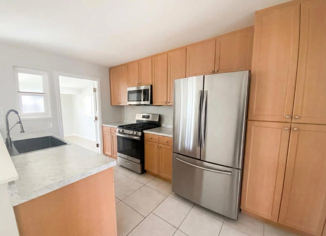 Building Photo - 896 Salina St