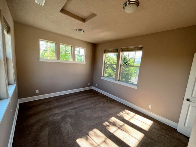 Building Photo - Stunning Corner Home in King City with Washer/Dryer Included, Private Courtyard!