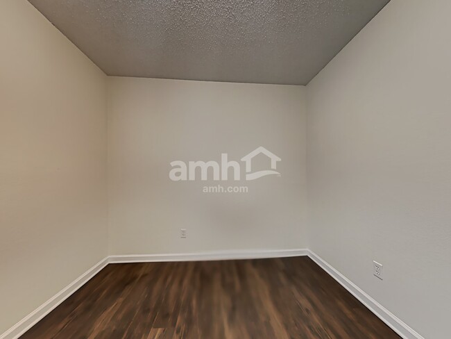 Building Photo - 528 Woodfield Cir