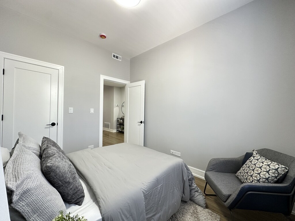 Building Photo - 3840 N Wilton Ave