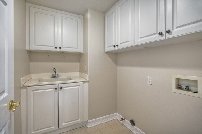 Building Photo - 4Bed/3Bath Carlsbad Home with Office  & Lo...