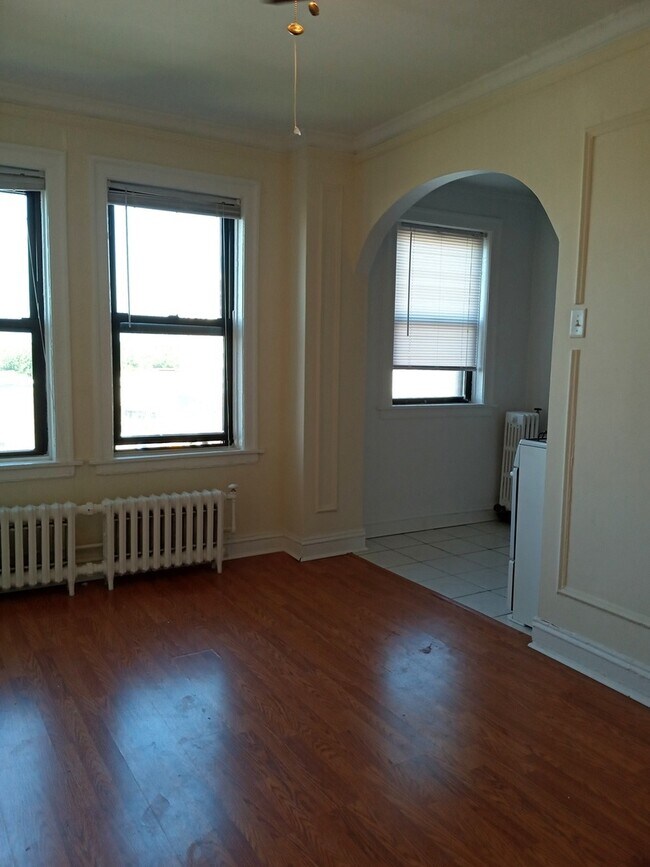 Building Photo - 6165 N Winthrop Ave