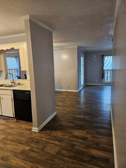 Building Photo - 536 Shadow Moss Dr