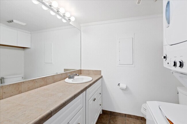 Building Photo - Escondido 2 bed 2.5 bath condo for lease