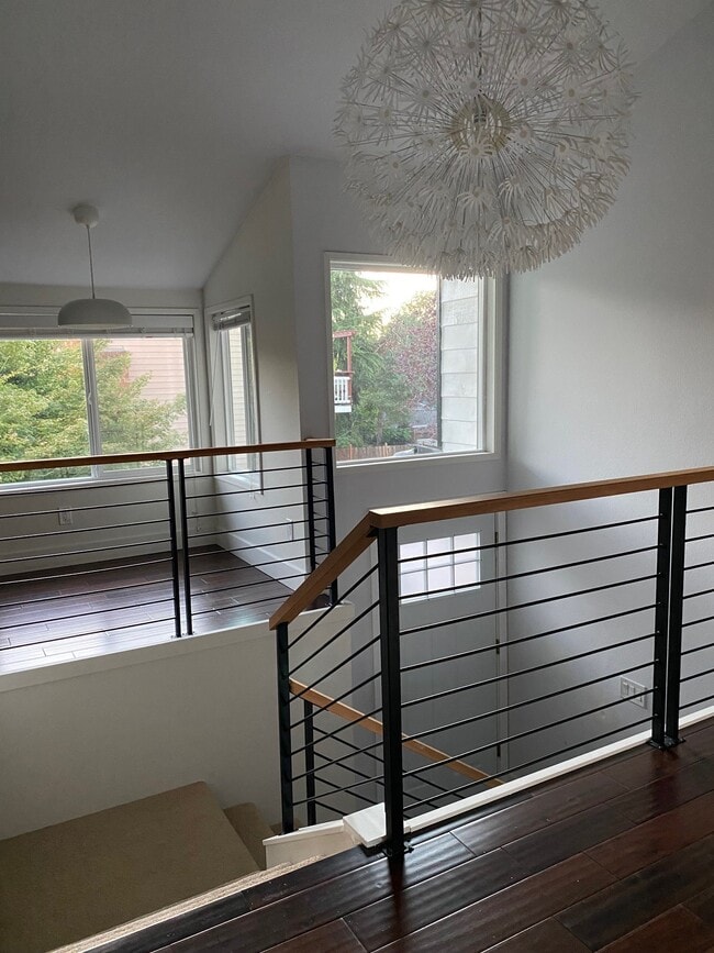 Building Photo - 1016 NE 105th St