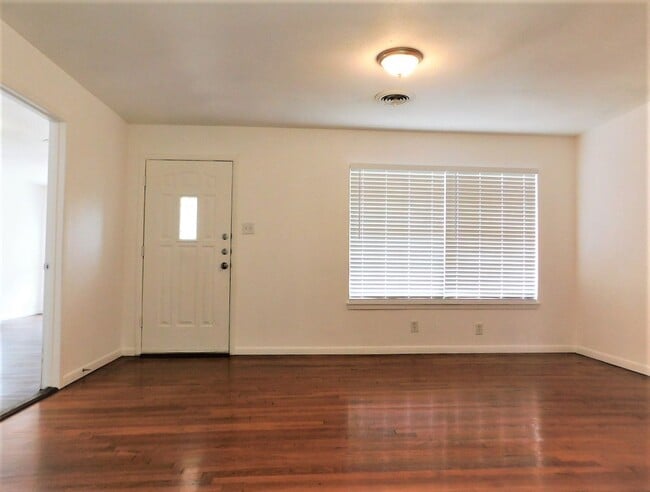 Building Photo - Available NOW!!!! Gorgeous 1 story, 4 bedroom, 1 bath home with a fenced yard and storage buildin...