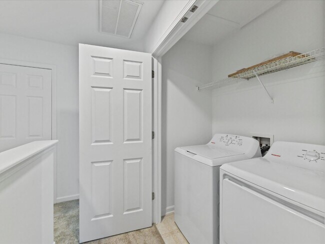 Building Photo - Spacious Townhome!