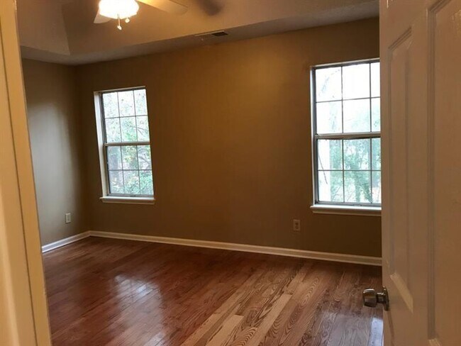 Building Photo - 2989 Garland Dr SW
