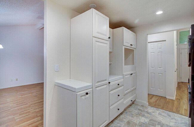 Building Photo - Bright 3 Bedroom 2 Bath Home in Pinebrook! Stainless Appliance Package