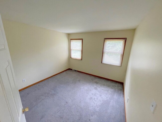 Building Photo - Spacious 3 bed 2.5 Bath Home Ready to Rent...