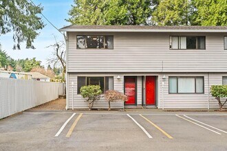 Building Photo - Clean, spacious 2-bdrm/1.5-bath unit in Milwaukie. Private patio, quiet location, designated parking