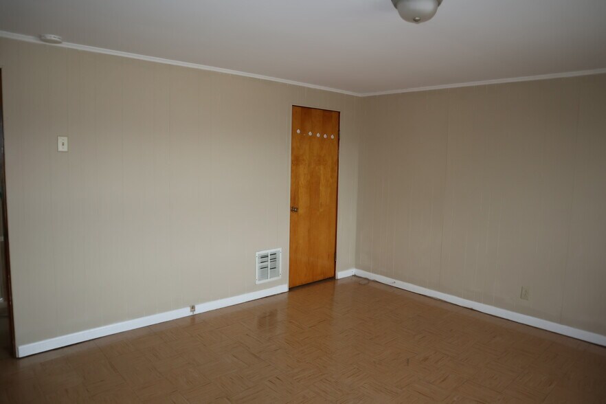 Building Photo - 823 Crest Ave