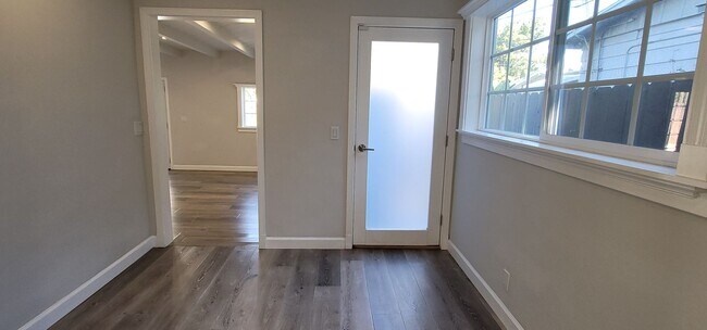 Building Photo - 2 Bed / 1 Bath Home with Gorgeous Backyard...