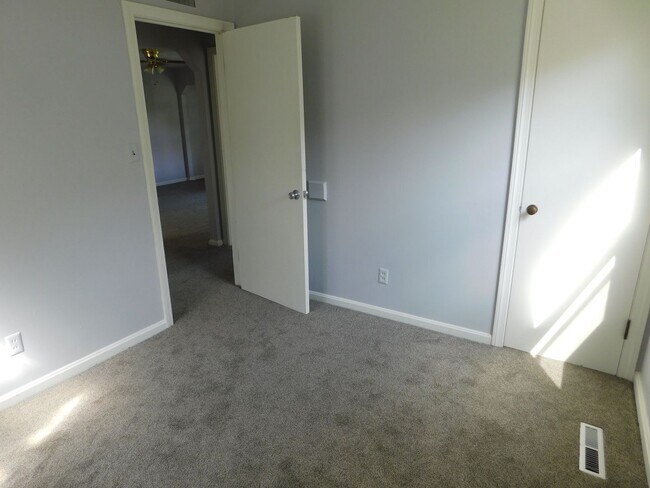 Building Photo - Charming 2 bedroom, 1 bathroom home locate...