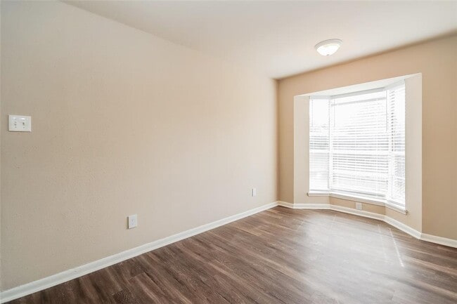 Building Photo - 14003 Apple Dr