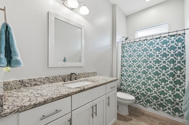 Building Photo - Stunning 4 Bedroom Home with Solar Energy & Private Pool!