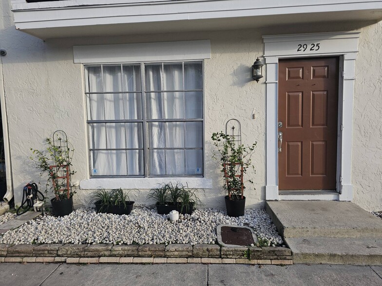 Building Photo - 2925 Belmont Ln