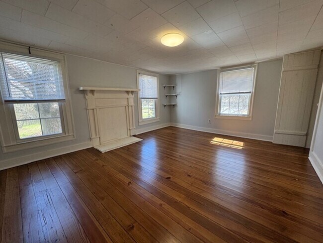 Building Photo - Farmhouse on 5 acres in Northern Greenville County with room for 2 horses and small farm animals!