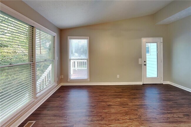 Building Photo - 2709 Hawk Dr NE