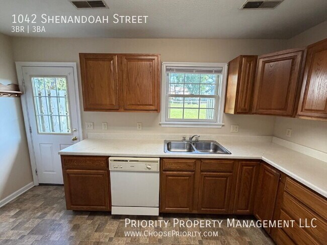 Building Photo - 1042 Shenandoah St