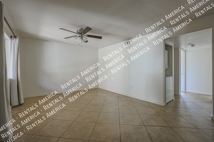 Building Photo - 1014 E Spence Ave