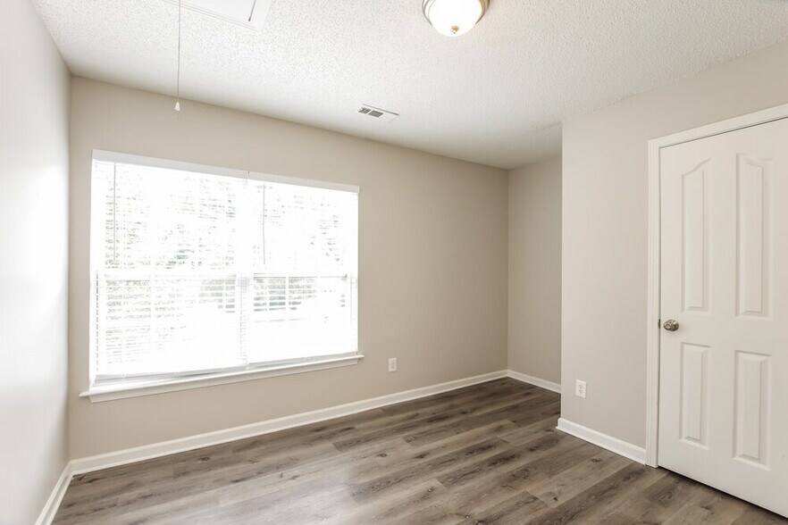 Building Photo - 555 River View Dr