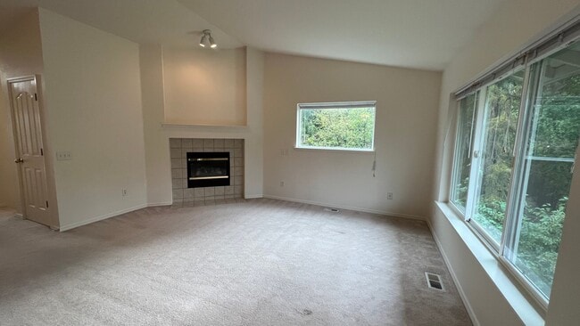 Building Photo - (3) Bedroom, (2) Bathroom Townhouse in Ind...