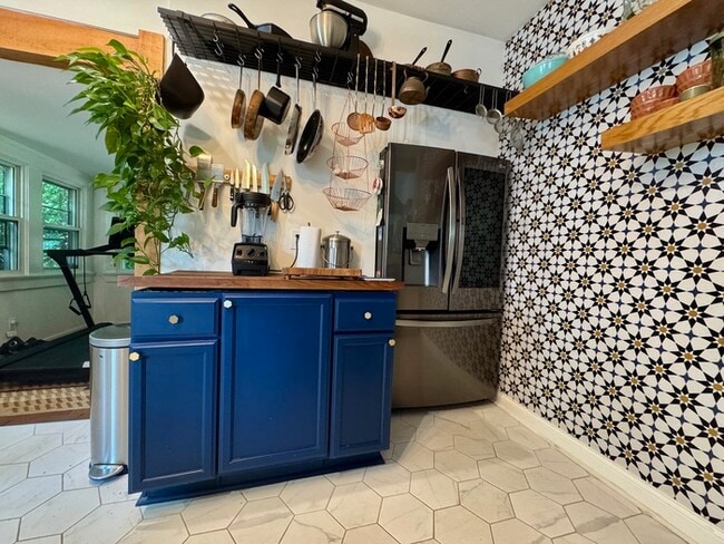 Building Photo - Renovated DTR Bungalow!