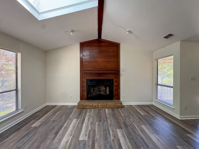 Building Photo - Beautifully Updated 3 Bed 2 Bath Home