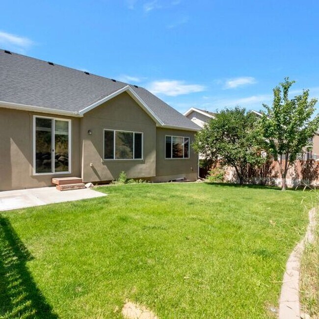 Building Photo - 1848 Woodview Dr W