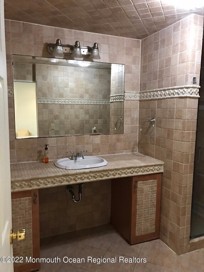 Building Photo - 634 Westwood Ave