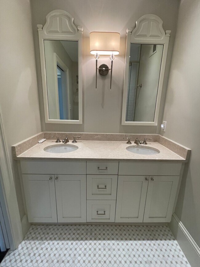 Building Photo - Georgetown Splendor with Garage Parking