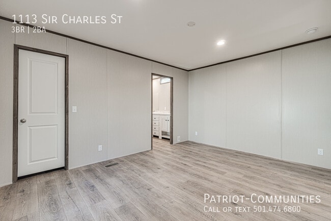 Building Photo - 1113 Sir Charles St