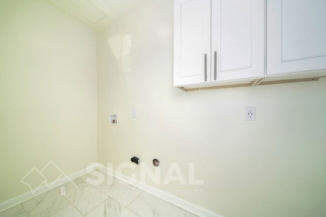 Building Photo - 2 11th Ct N