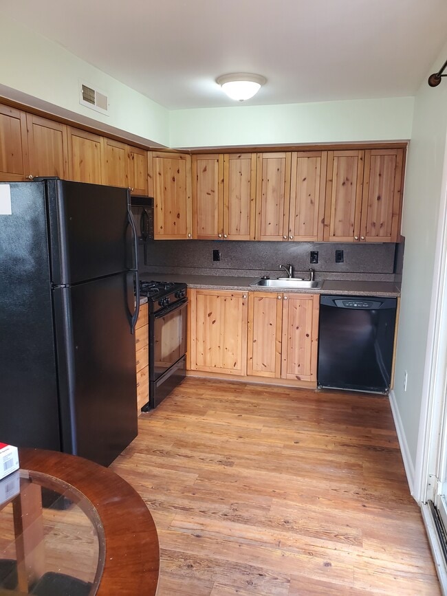 Building Photo - 717 Willow St