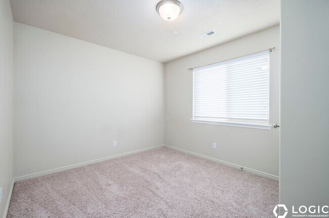 Building Photo - Spacious Condo in Great Location!