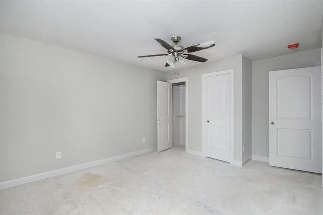 Building Photo - 5915 Ludington Dr