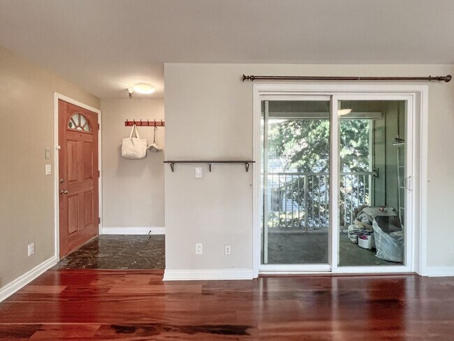 Building Photo - 2Bd/1.75Ba Seattle Condo