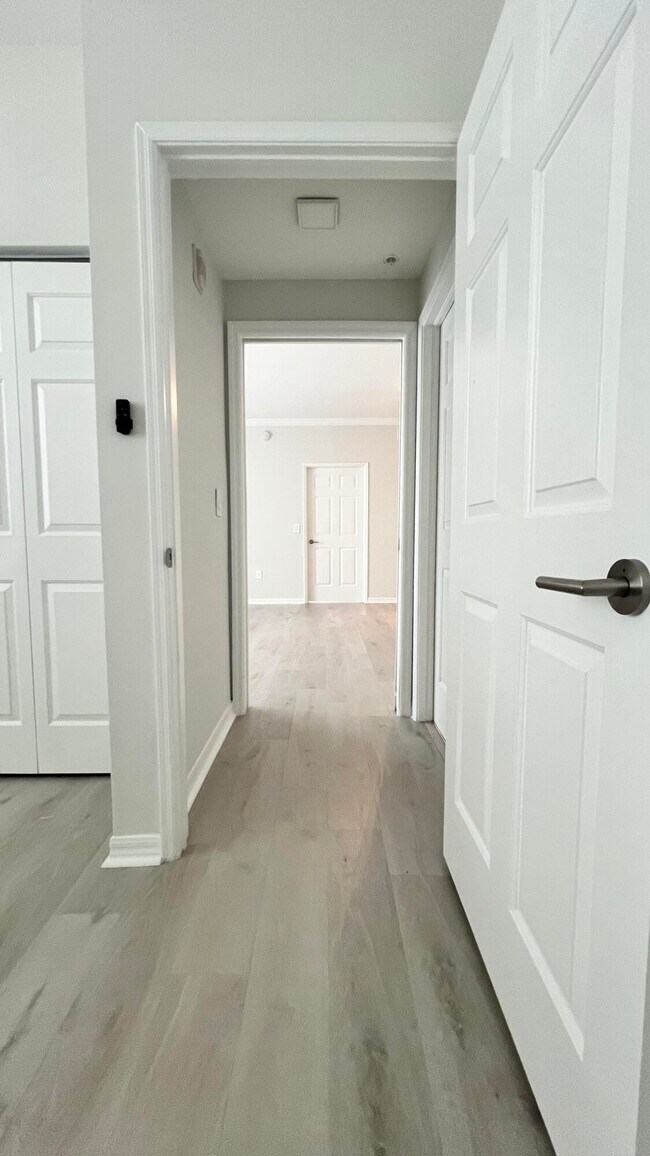 Building Photo - 806 E Windward Way