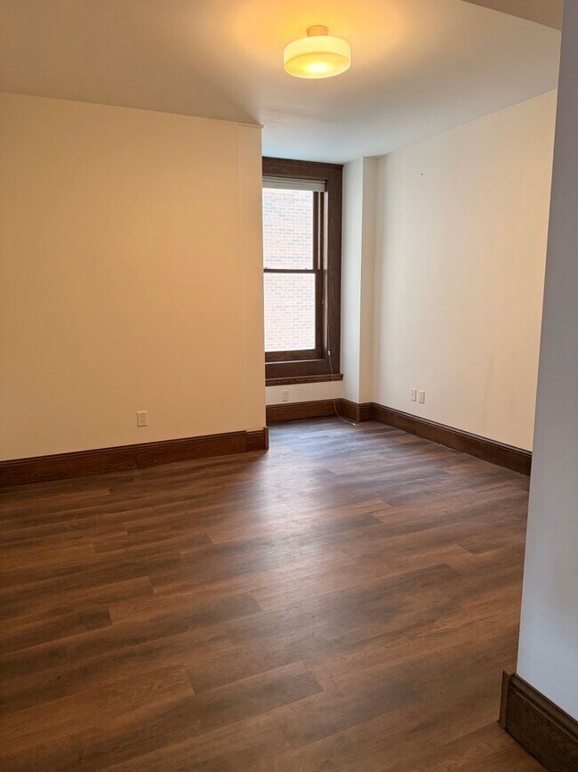 Building Photo - Beautiful and Spacious 3 BDRM 2 BATH Unit in the Heart of Public Square
