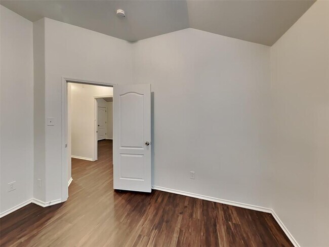 Building Photo - 7702 Summer Dale Dr