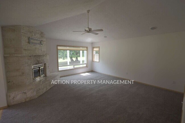 Building Photo - 2 bed + office, 2 bath, 2 car garage condo in Sunland