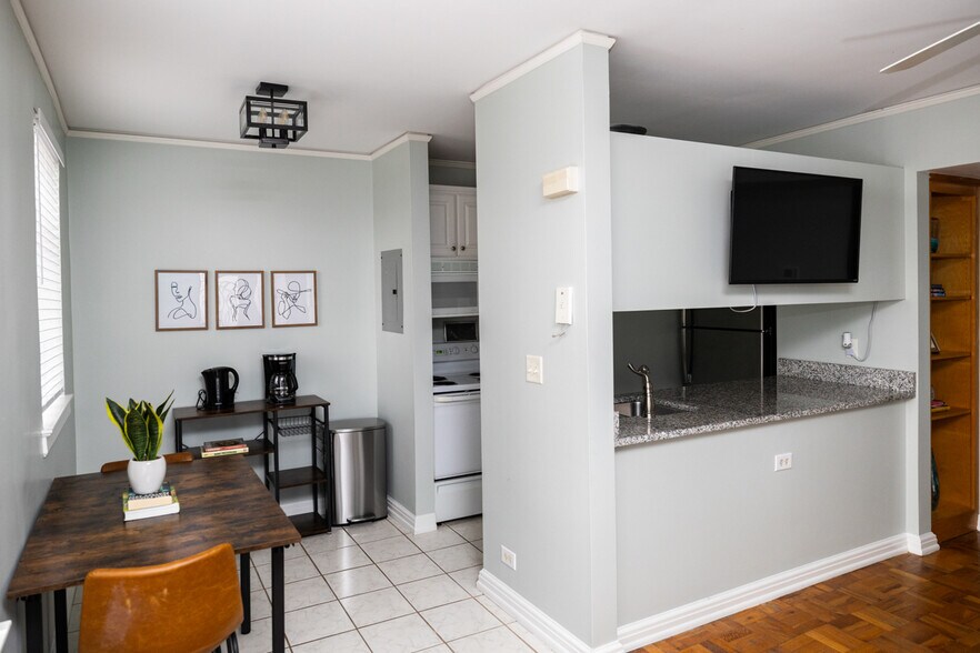 Building Photo - 1700 N Elm St