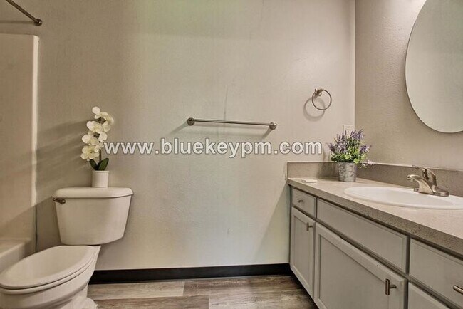 Building Photo - 3 Bed, 2 Baths Home in North Image Neighborhood with Large Yard