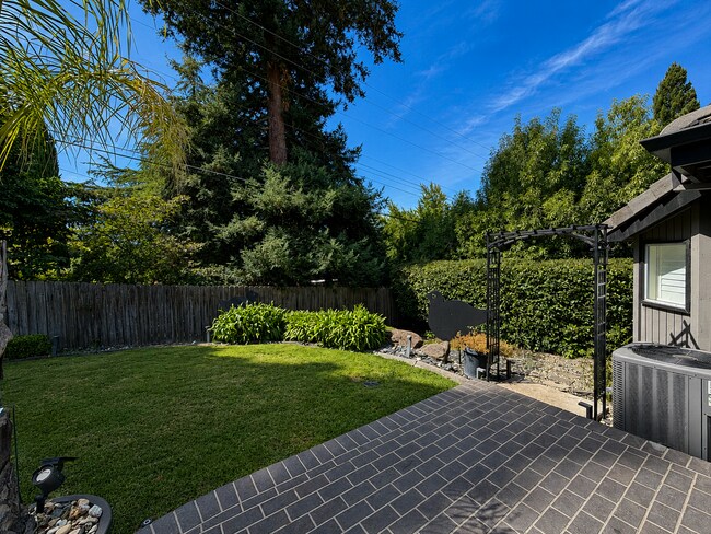 Building Photo - 8036 Glenbar Way